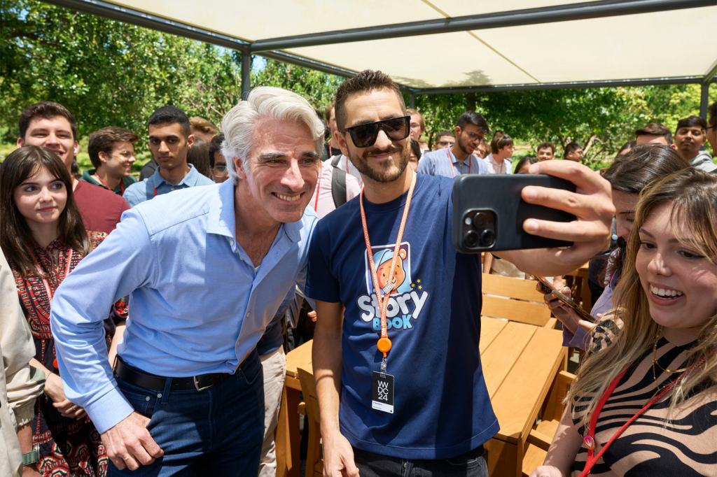apple wwdc24 event photos craig federighi with developers 240610 big.jpg.large 2x