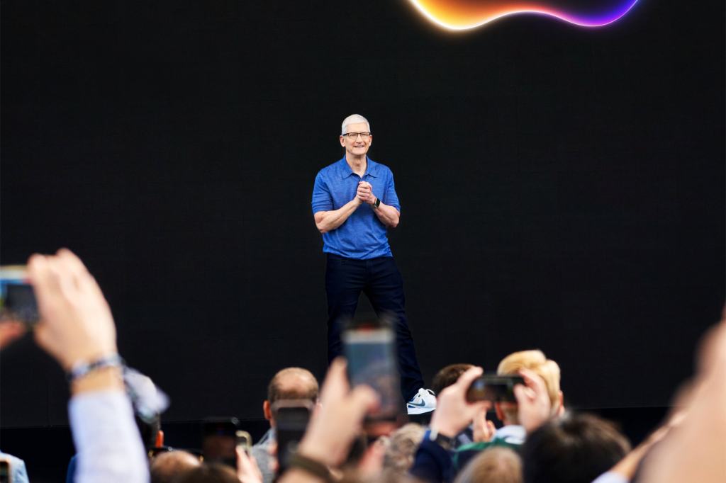 apple wwdc24 event photos tim cook 240610 big.jpg.large 2x