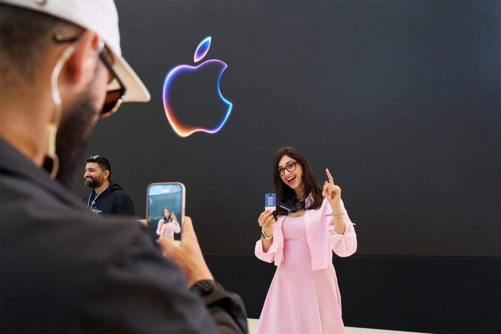 apple wwdc24 event photos attendee posing 240610 big.jpg.large 2x