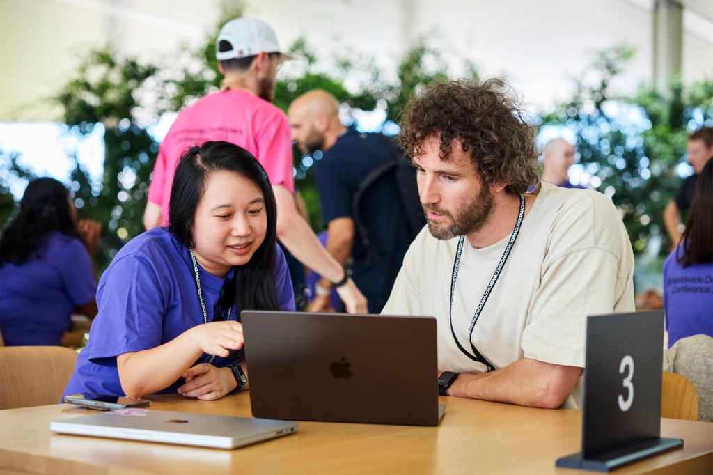 apple wwdc24 event photos consultation 240610 big.jpg.large 2x