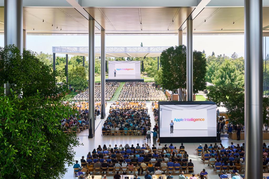 apple wwdc24 event photos developers watch keynote 240610 big.jpg.large 2x