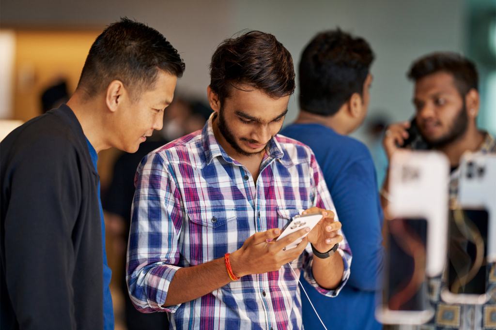 apple bkc mumbai team member assists customer with iphone 16 pro 240920 big.jpg.large 2x