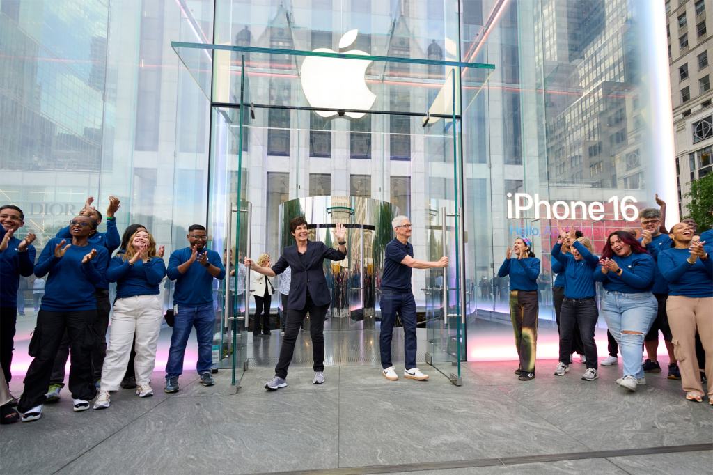 apple fifth avenue new york deirdre o brien tim cook store queue 240920 big.jpg.large 2x
