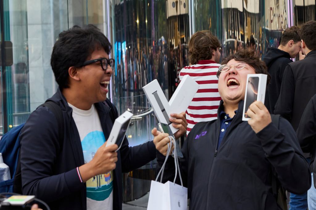 apple fifth avenue new york customers with new purchases 240920 big.jpg.large 2x