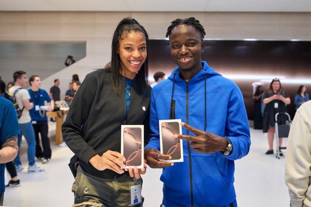 apple fifth avenue new york happy customer with iphone 16 pro 240920 big.jpg.large 2x