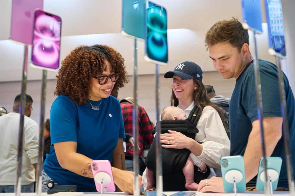 apple fifth avenue new york team member shares iphone 16 details 240920 big.jpg.large 2x