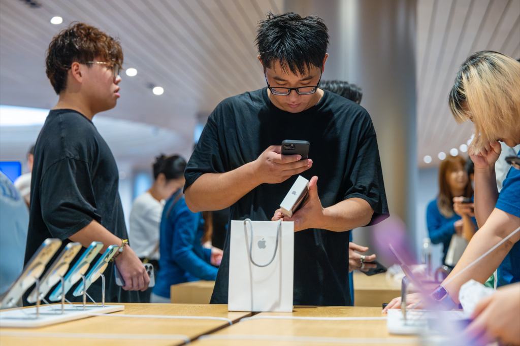 apple jingan shanghai customer taking a photo of iphone 16 pro purchase 240920 big.jpg.large 2x
