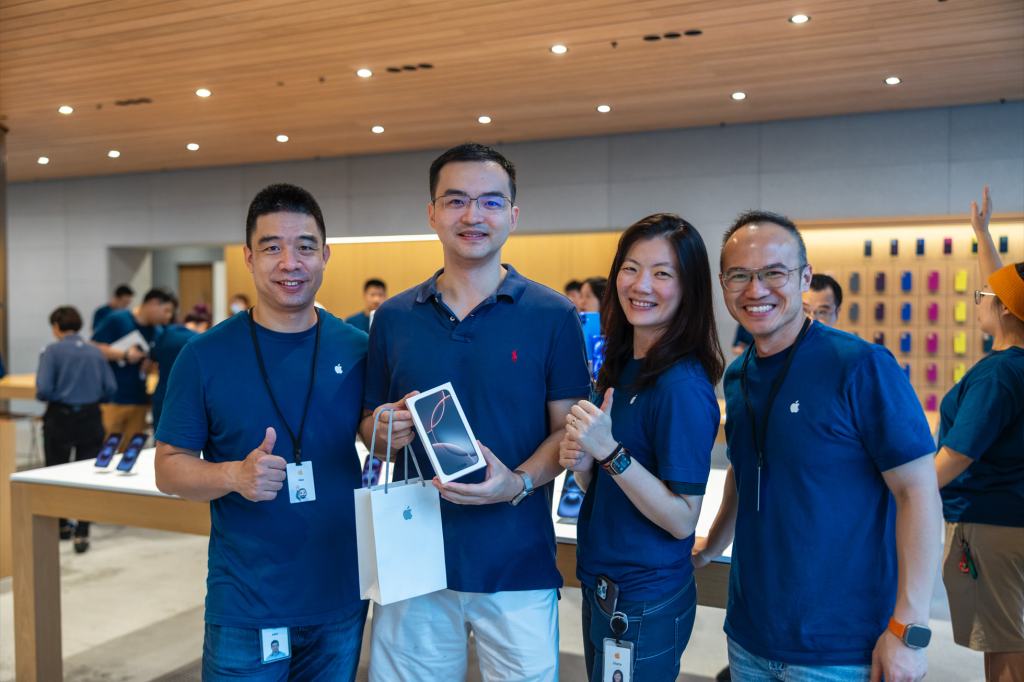 apple jingan shanghai customer with iphone 16 pro purchase 240920 big.jpg.large 2x
