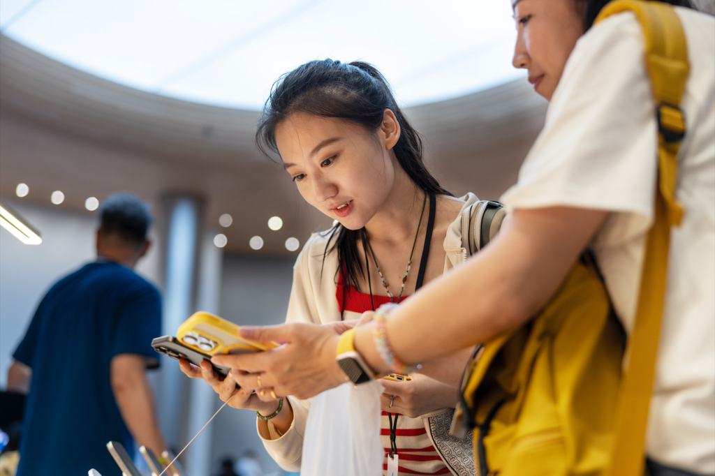 apple jingan shanghai customers with iphone 16 pro 240920 big.jpg.large 2x