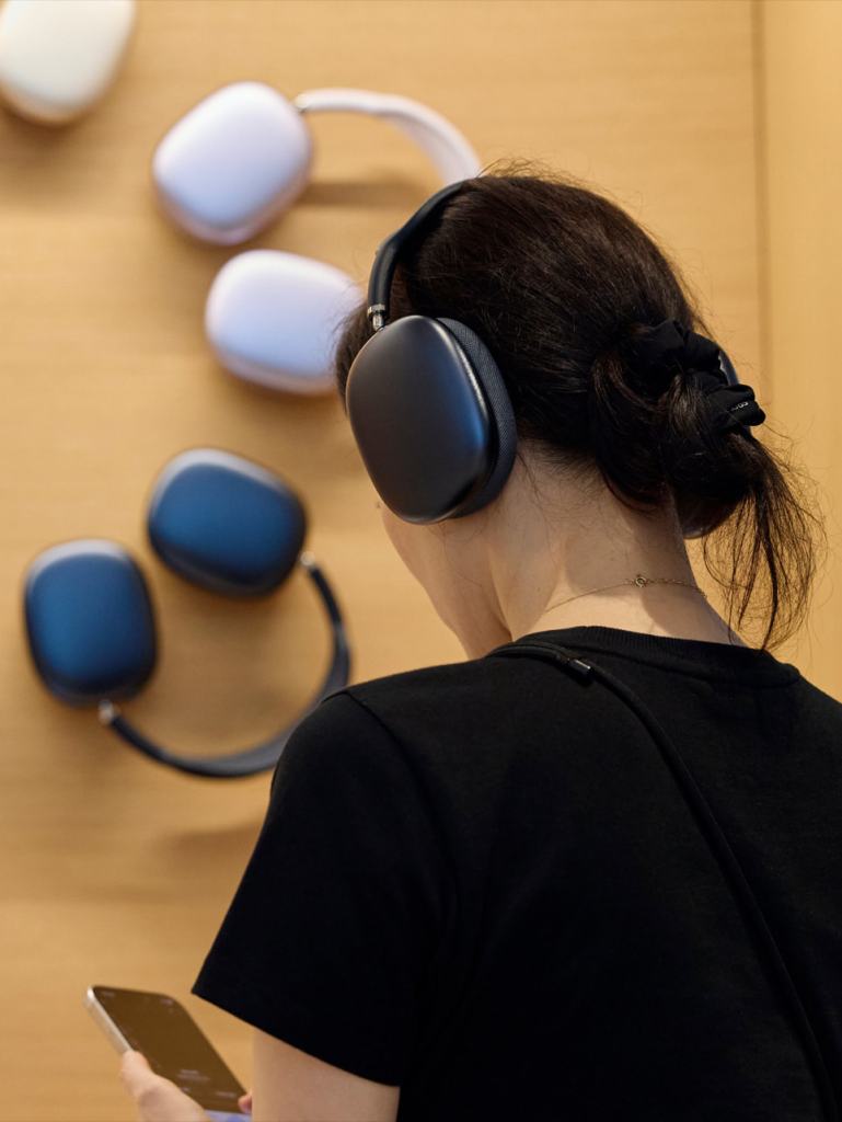 apple myeongdong seoul customer trying airpods max 240920 photogrid.jpg.large 2x