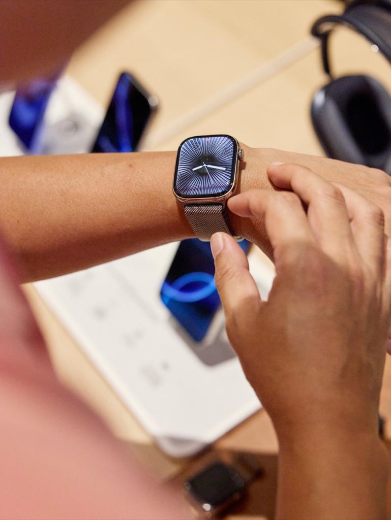 apple myeongdong seoul customer trying apple watch series 10 240920 photogrid.jpg.large 2x