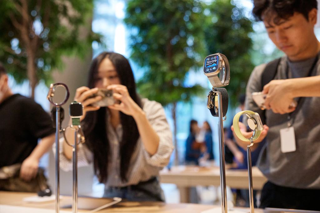 apple myeongdong seoul customers with apple watch lineup 240920 big.jpg.large 2x