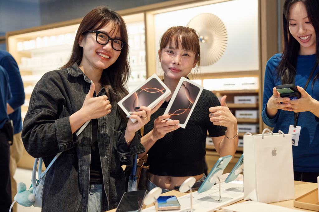 apple myeongdong seoul customers with iphone 16 pro purchase 240920 big.jpg.large 2x
