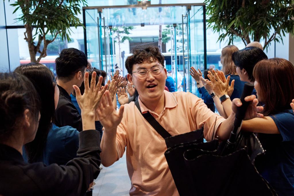 apple myeongdong seoul first customer 240920 big.jpg.large 2x