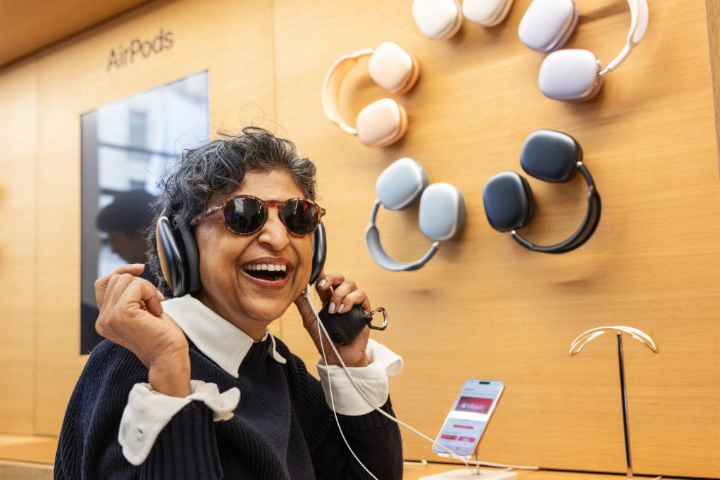 apple regent street london customer demos airpods max 240920 big.jpg.large 2x