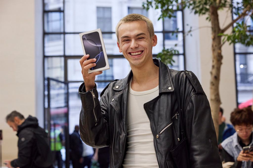 apple regent street london customer with iphone 16 240920 big.jpg.large 2x