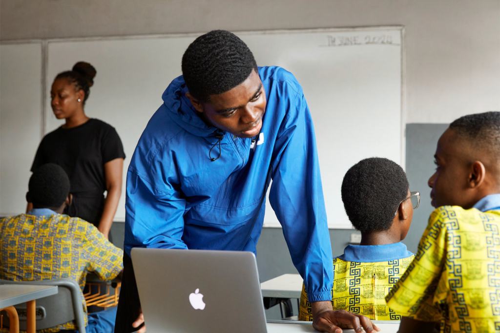 apple education initiatives st martin de porres school students big.jpg.large 2x
