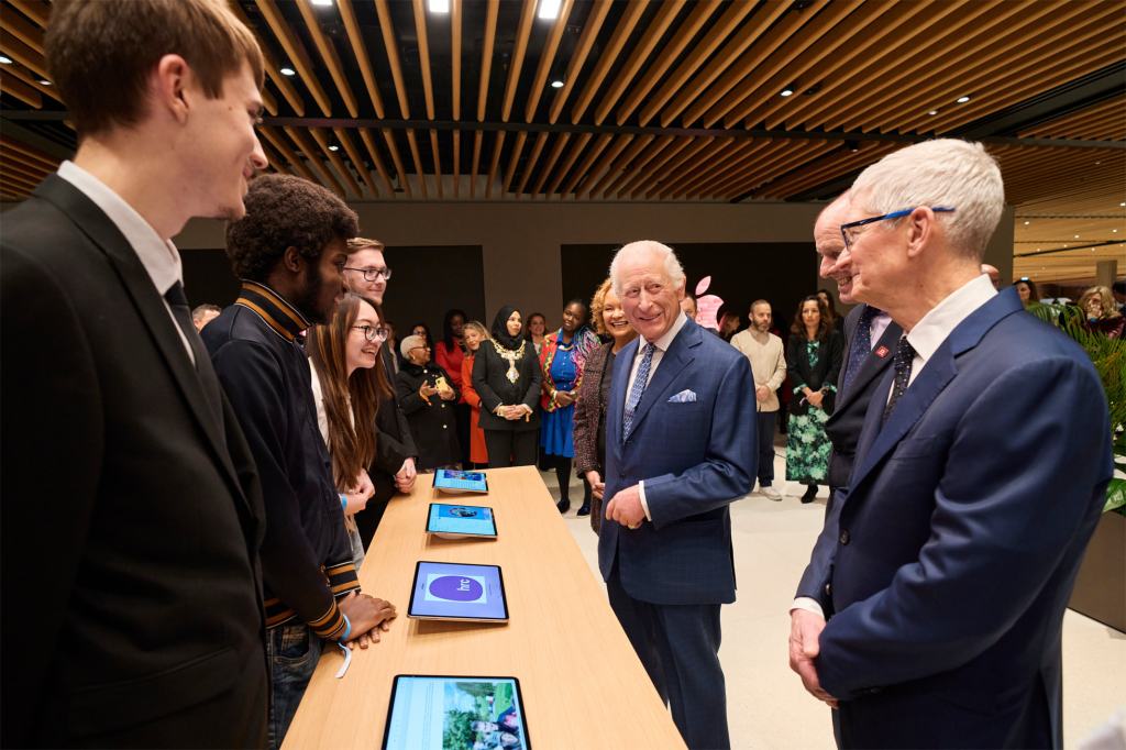 apple battersea community impact tim cook and king charles with the kings trust big.jpg.large 2x