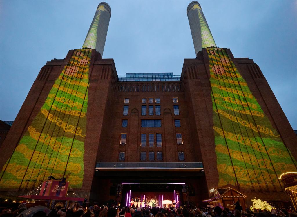 apple battersea community impact holiday projection big.jpg.large 2x