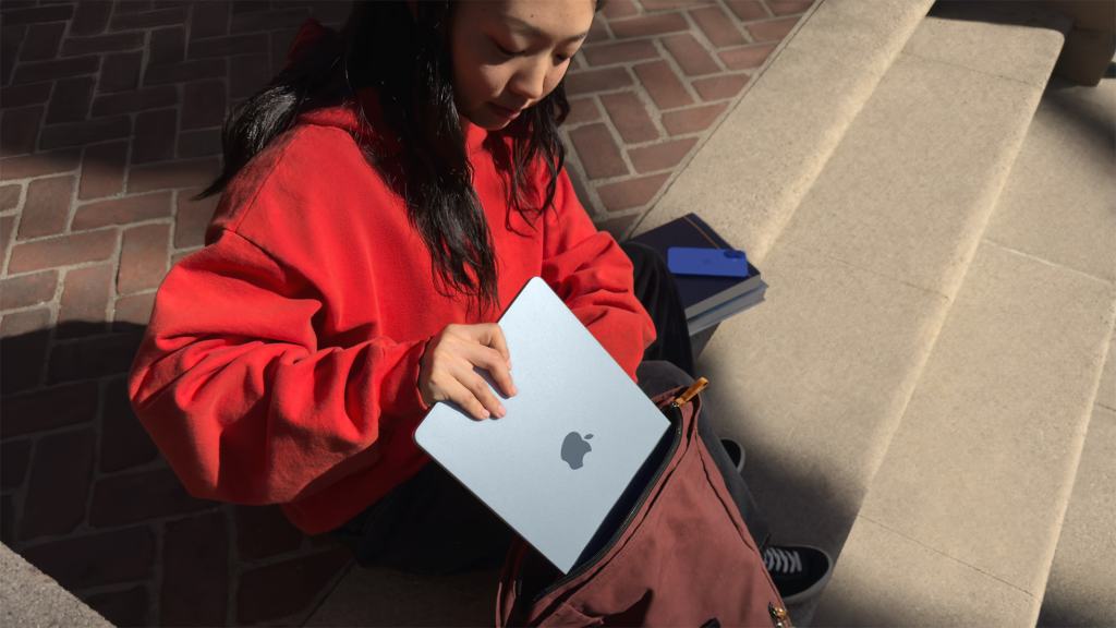 apple macbook air lifestyle on the go 250305 big.jpg.large 2x