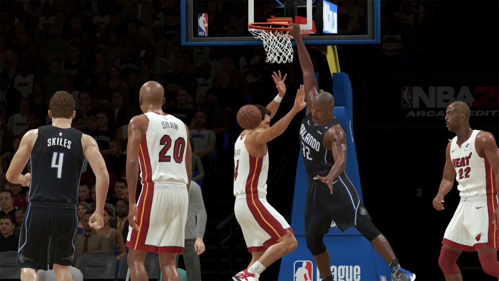 NBA 2K25 아케이드 에디션 경기 중 선수들이 공을 경쟁하고 있는 장면.