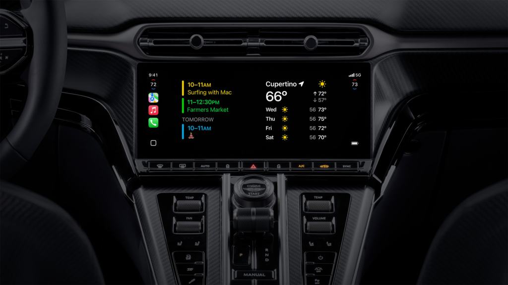 CarPlay Ultra 인터페이스가 있는 차량의 중앙 디스플레이 화면, 일정, 날씨, 그리고 기온 정보가 표시되어 있다.