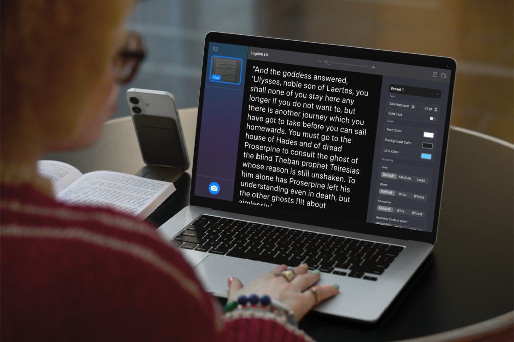 Apple, 올 하반기 출시되는 강력한 손쉬운 사용 기능 공개 5 사용자가 Mac에서 텍스트를 읽기 쉽게 설정하는 모습을 보여주는 이미지로, 확대기와 Accessibility Reader의 기능을 활용하고 있다.