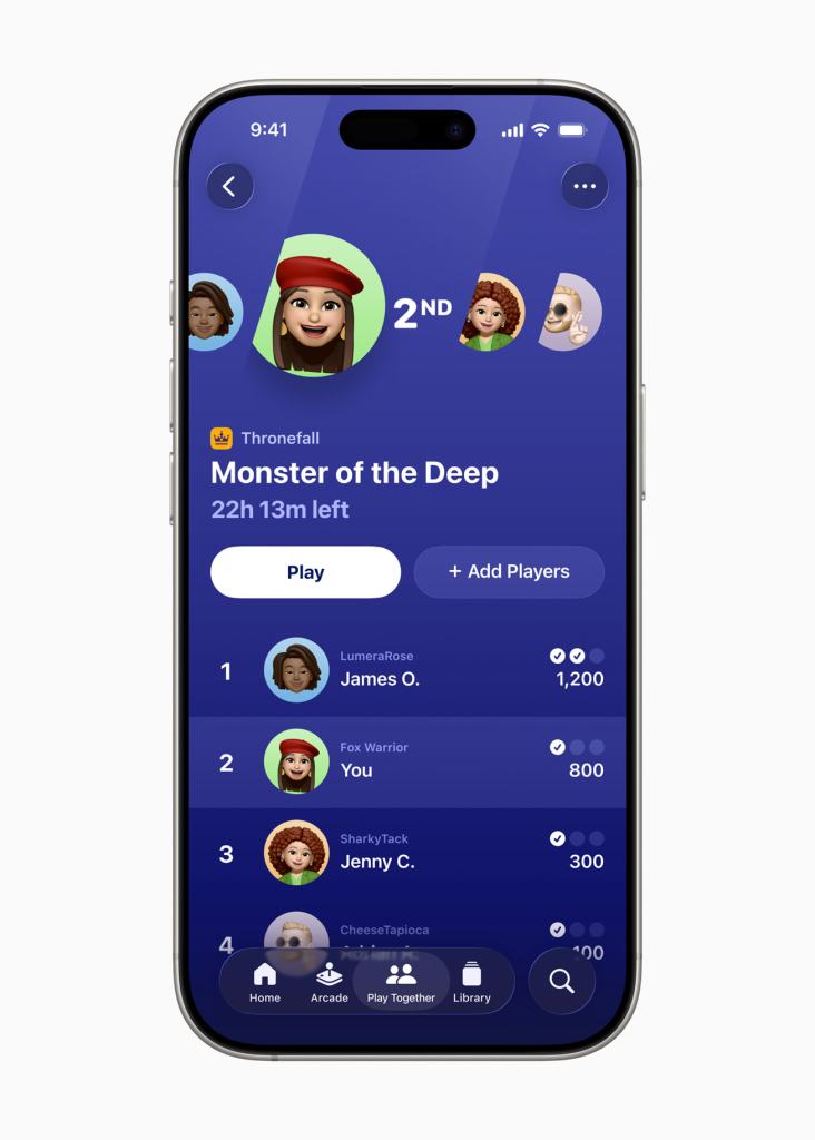 Apple Games 앱의 사용자 인터페이스를 보여주는 iPhone 화면 이미지로, 게임 'Monster of the Deep'의 현재 순위와 플레이어 목록이 포함되어 있다.