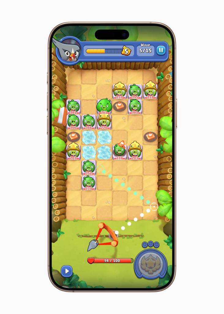 게임 화면을 보여주는 스마트폰, Angry Birds Bounce의 캐릭터와 적들이 등장하며 슬링샷을 사용하는 모습.