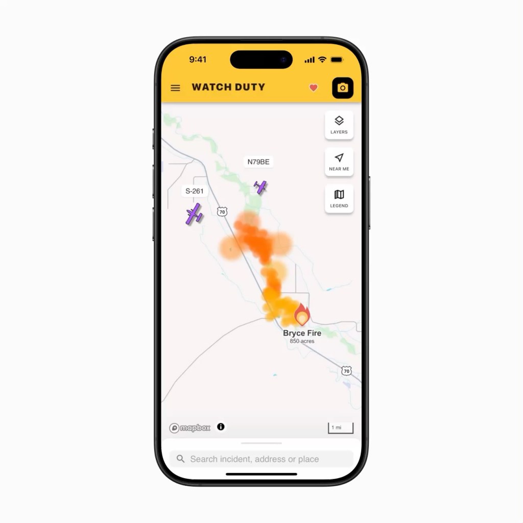 Apple, 2025 Apple 디자인 어워드 수상작 공개 11 스마트폰 화면에 표시된 Watch Duty 앱의 화재 경고 지도, Bryce Fire의 위치와 관련 정보가 포함되어 있음.