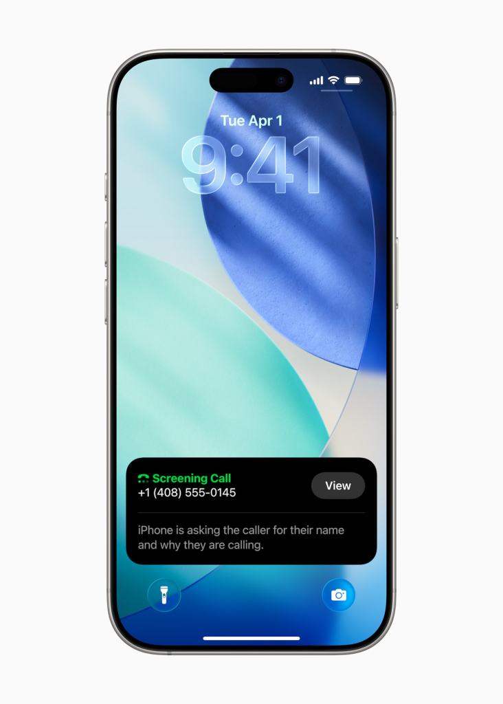 iPhone의 잠금 화면에 표시된 시간과 통화 스크리닝 알림 화면. 전화번호와 스크리닝 요청 메시지가 있습니다.