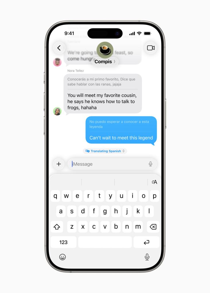 iPhone에서 메시지 대화 화면, 실시간 번역 기능 표시 및 다양한 채팅 메시지와 입력창이 보임.