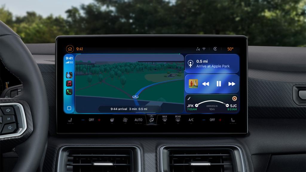 CarPlay의 업데이트된 인터페이스가 차량 대시보드에 표시되어, 내비게이션과 음악 정보를 동시에 보여주는 모습.