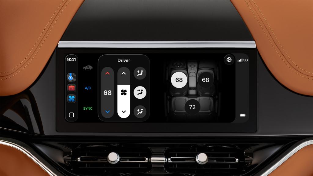 CarPlay의 새로운 디자인을 보여주는 이미지를 통해 운전 중 공조 시스템을 조작하는 모습이 나타나 있다. 화면에는 온도 조절 및 통풍 기능이 표시되어 있다.