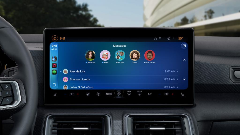 CarPlay 화면에서 메시지 앱의 사용 예시로, 여러 연락처와 메시지 내용을 보여주는 디스플레이.