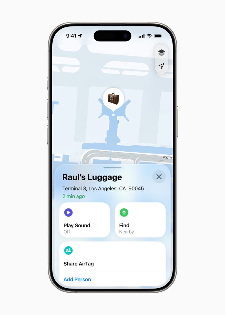 iPhone 화면에 표시된 공항 지도와 'Raul's Luggage'라는 이름의 수하물 아이콘, 수하물 위치 확인 옵션이 포함된 화면