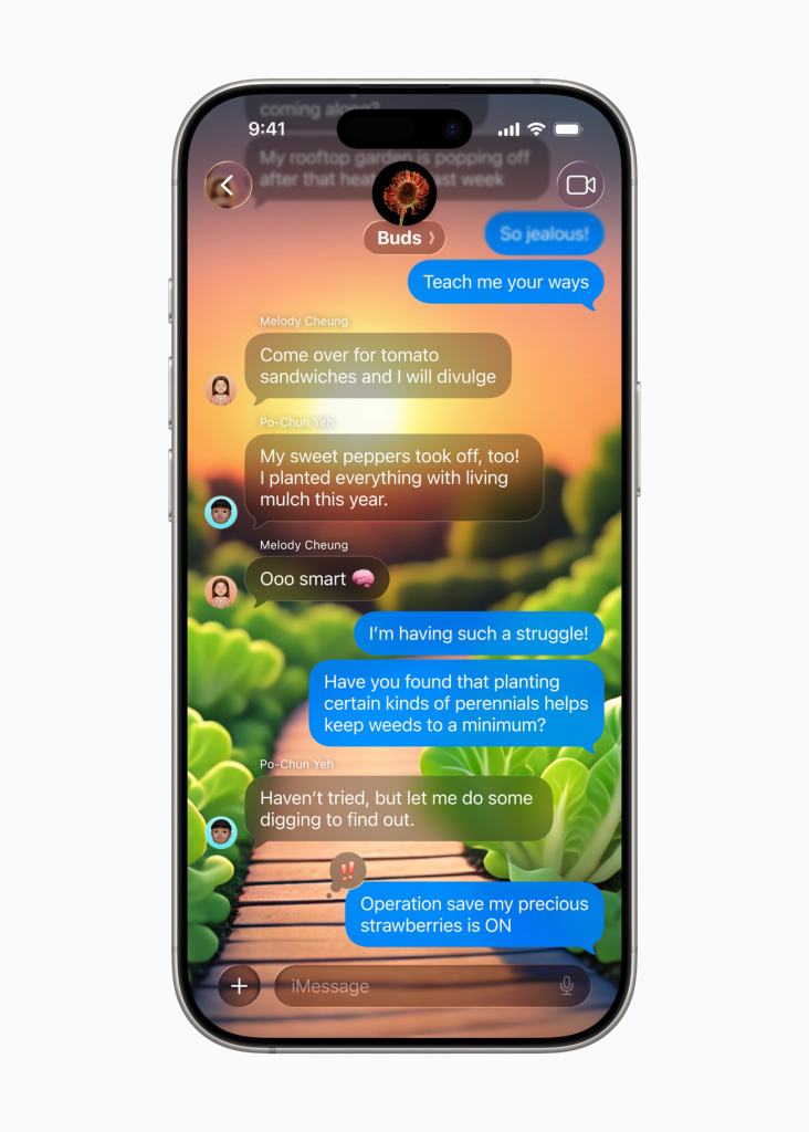 iOS 26의 업데이트된 메시지 앱 보이는 화면으로, 사용자들이 대화하고 있는 모습이 담겨있는 스마트폰 화면.