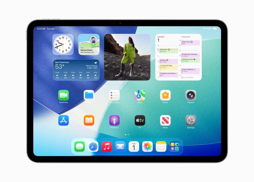 iPad 화면에 날짜, 시간, 날씨, 다양한 앱 아이콘 및 위젯이 표시된 모습