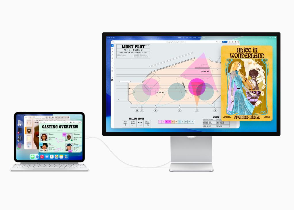 이미지에는 iPad가 간단한 키보드와 연결되어 있고, 큰 외부 모니터에 여러 개의 앱 창과 문서가 표시되어 있는 모습이 담겨 있다. 작업 환경의 생산성을 강조한다.