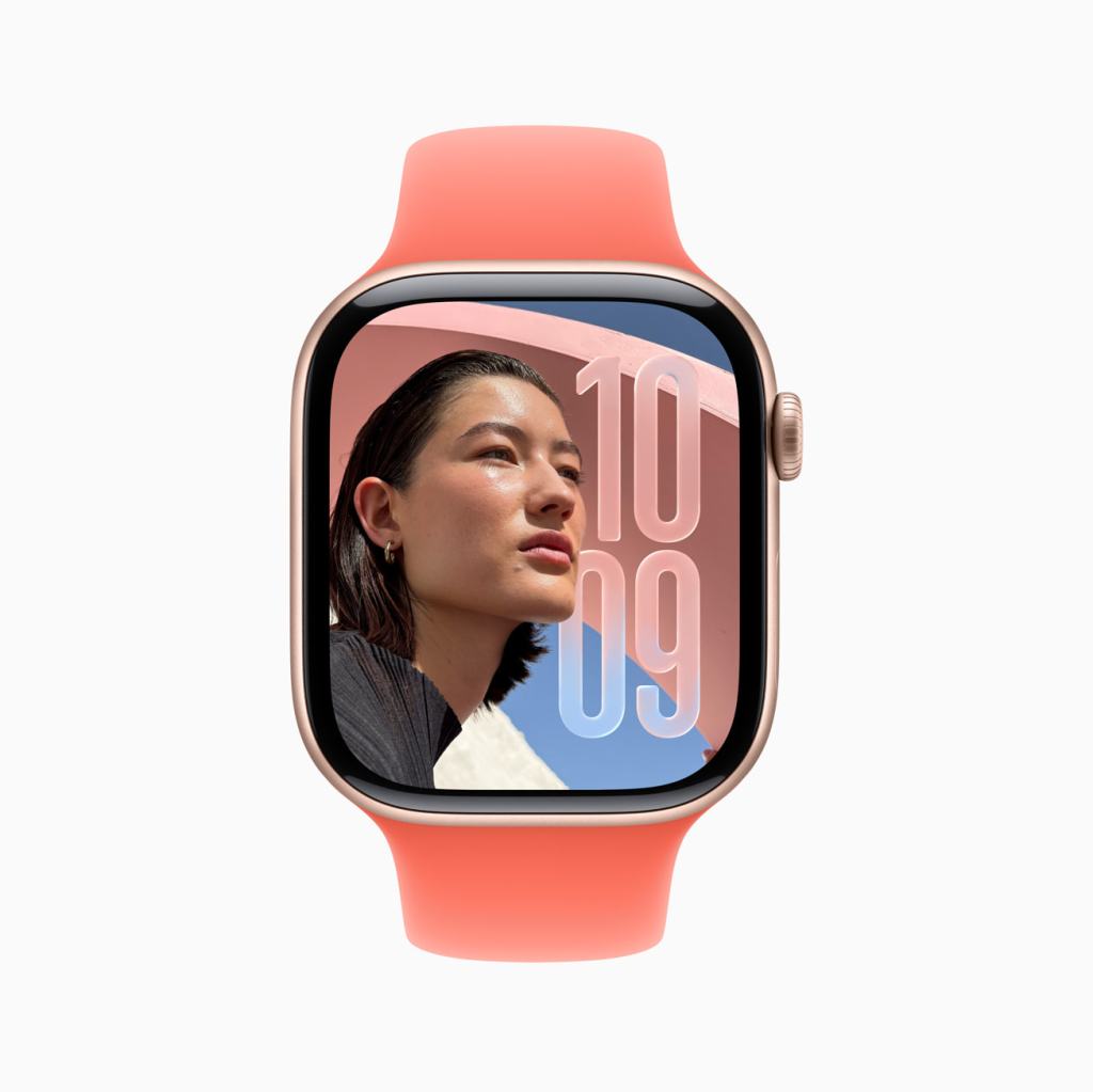 Apple Watch의 새로운 시계 페이스 디자인으로, 사용자의 얼굴을 담고 있으며 배경과 함께 시간을 표시하고 있다.