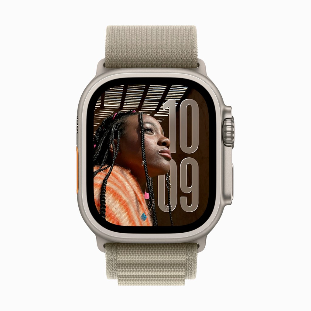 Apple Watch의 새로운 시계 페이스 디자인, 사용자의 모습과 큰 숫자가 조화를 이루며 개인화된 경험을 강조하는 이미지.