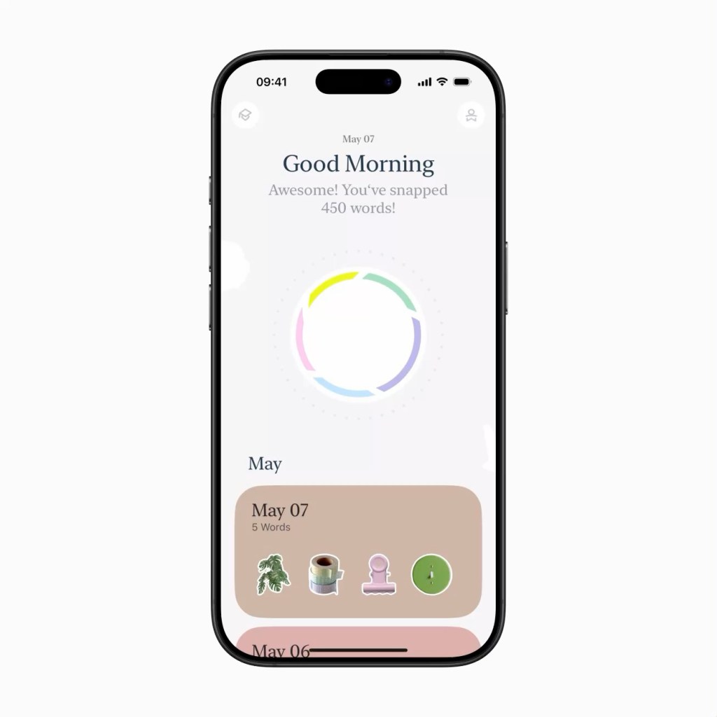 Apple, 2025 Apple 디자인 어워드 수상작 공개 3 스마트폰 화면에 'Good Morning! Awesome! You've snapped 450 words!'라는 메시지가 표시된 화면, 원형 로딩 애니메이션과 아래에 일일 단어 통계가 나열되어 있는 인터페이스.