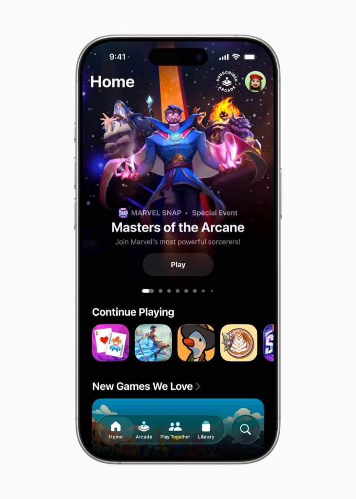 iPhone 화면에 표시된 Apple Games 앱의 홈 화면, 게임 목록과 새로운 게임 추천이 포함된 디자인.