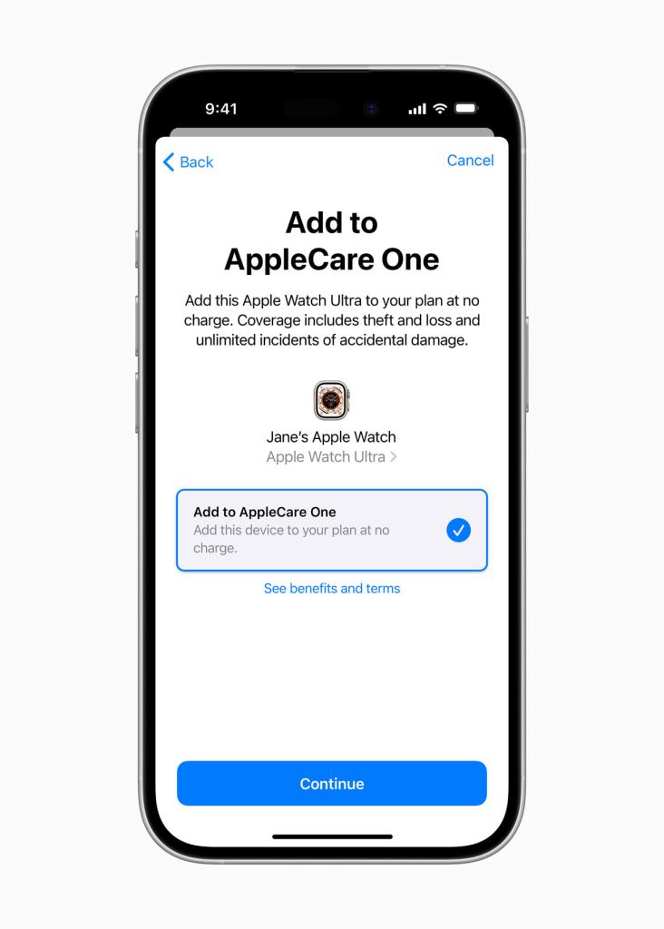 스마트폰 화면에 'AppleCare One에 추가'라는 메시지와 Apple Watch Ultra와 관련된 정보가 표시된 모습