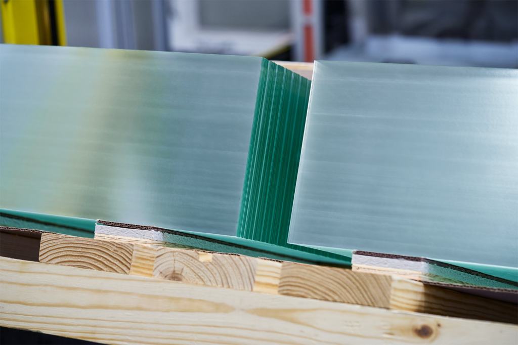 애플과 코닝, 아이폰 및 애플 워치 커버 글라스 100% 켄터키에서 제조하기 위해 협력 4 제작 중인 아이폰 및 애플 워치 커버 글라스가 쌓여 있는 모습