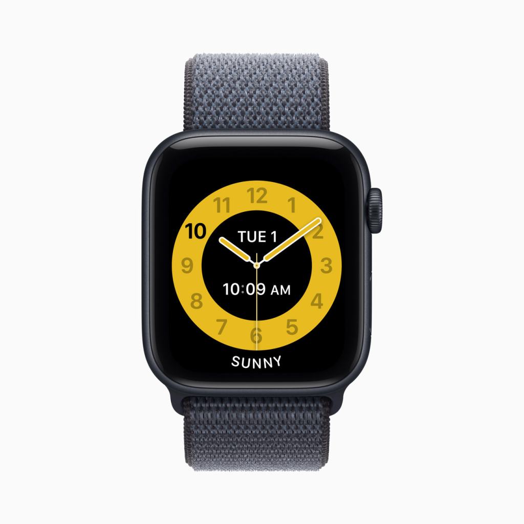 Apple, Apple Watch SE 3 발표 11 Apple Watch SE 3의 디스플레이가 시간이 표시된 모습으로, 노란색 배경의 시계 페이스와 회색 밴드가 특징이다.