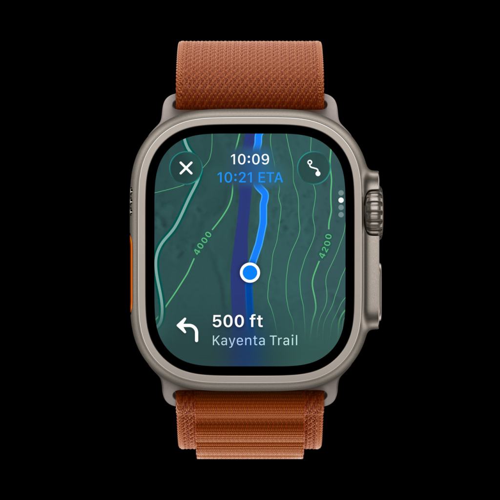 Apple Watch Ultra 3의 화면에 Kayenta Trail의 GPS 지도와 예상 도착 시간이 표시되어 있는 이미지.