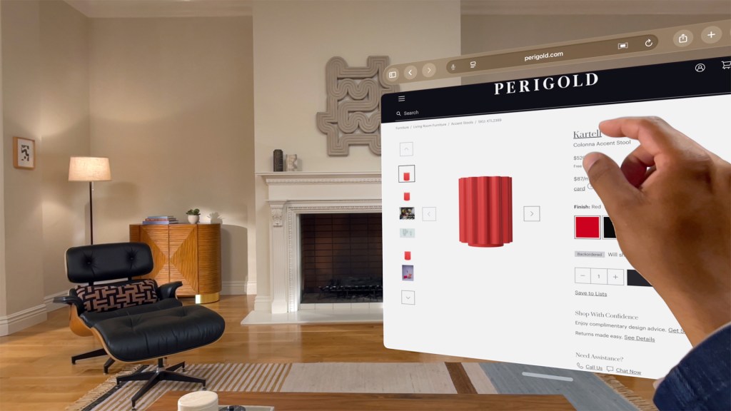 사용자가 거실에서 물건을 선택하는 모습을 보여주는 디지털 화면과 함께 편안한 의자가 있는 세련된 실내 공간.