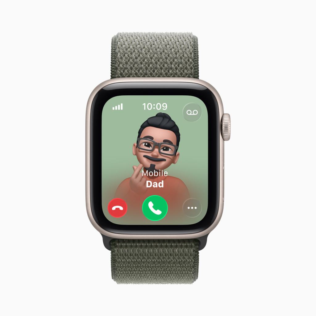 Apple, Apple Watch SE 3 발표 9 Apple Watch SE 3의 화면에 전화를 받는 아버지의 아바타와 함께 전화 수신 정보가 표시된 모습.