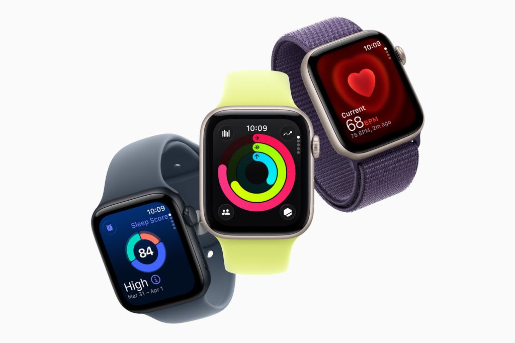 Apple, Apple Watch SE 3 발표 2 세 개의 Apple Watch SE 3가 다양한 색상과 디자인으로 표시된 이미지, 왼쪽은 수면 점수, 중앙은 활동 링, 오른쪽은 심박수 정보를 보여줌.